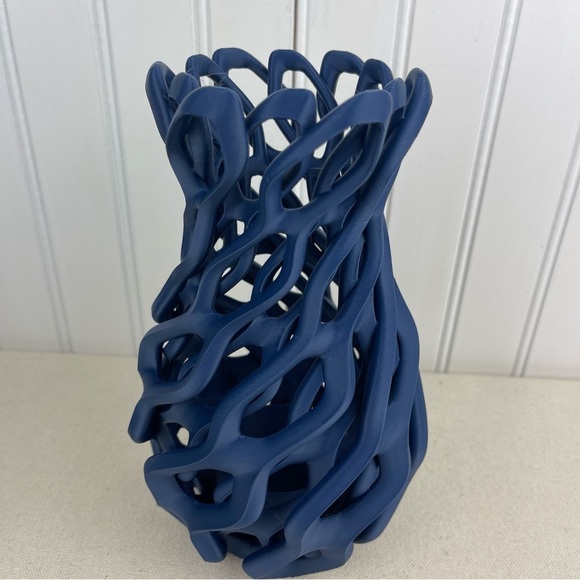 Sculptural Vase, Chain Vase, Wavy Openwork Decorative Vase - Picture 6 of 10